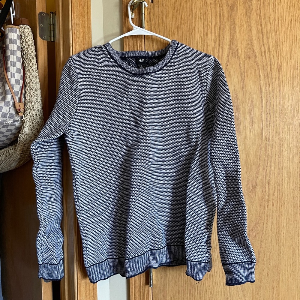Cute HM sweater. Never worn. Size L